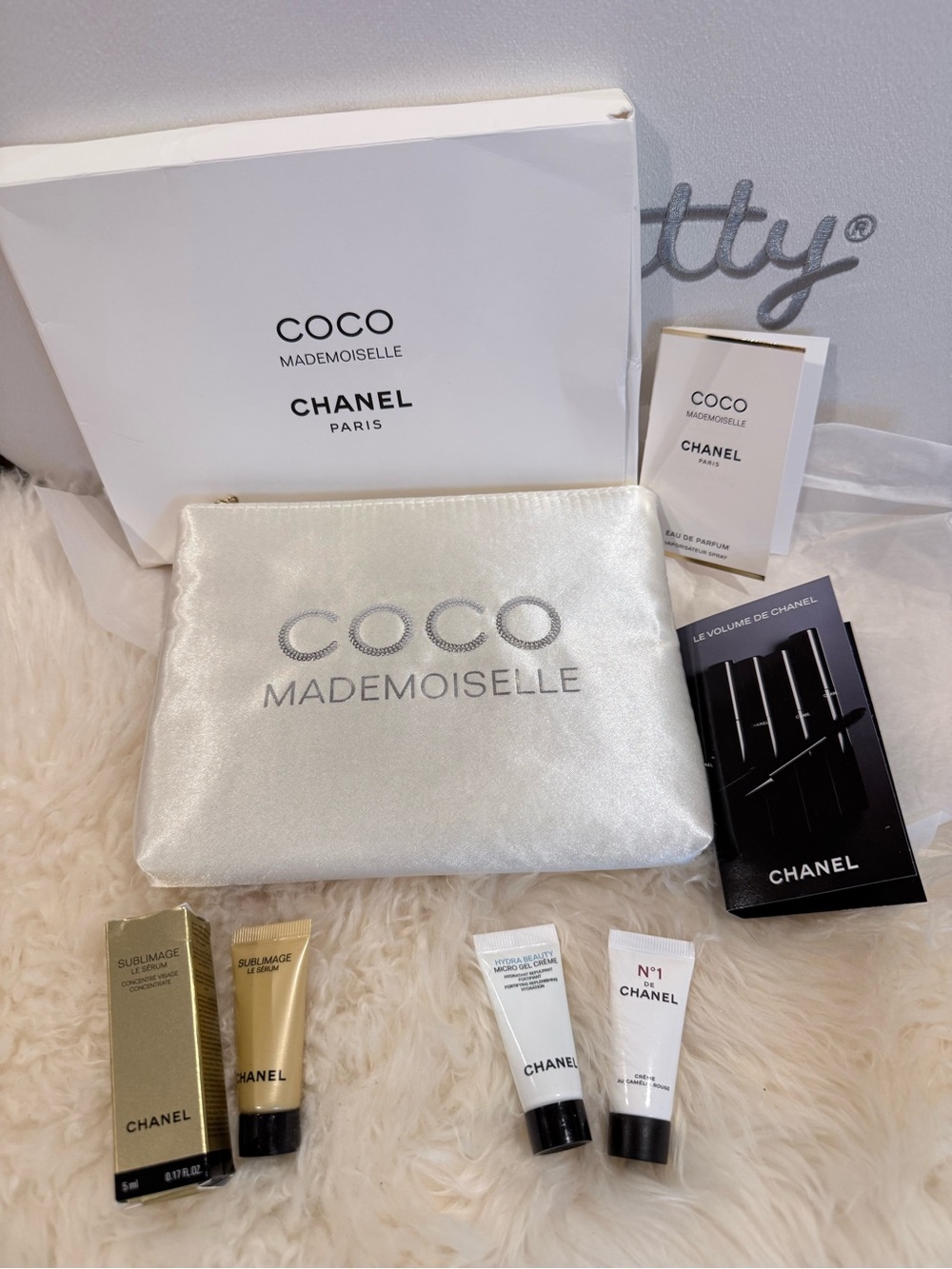CHANEL COCO Mademoiselle Cosmetic Pouch with Beauty Samples